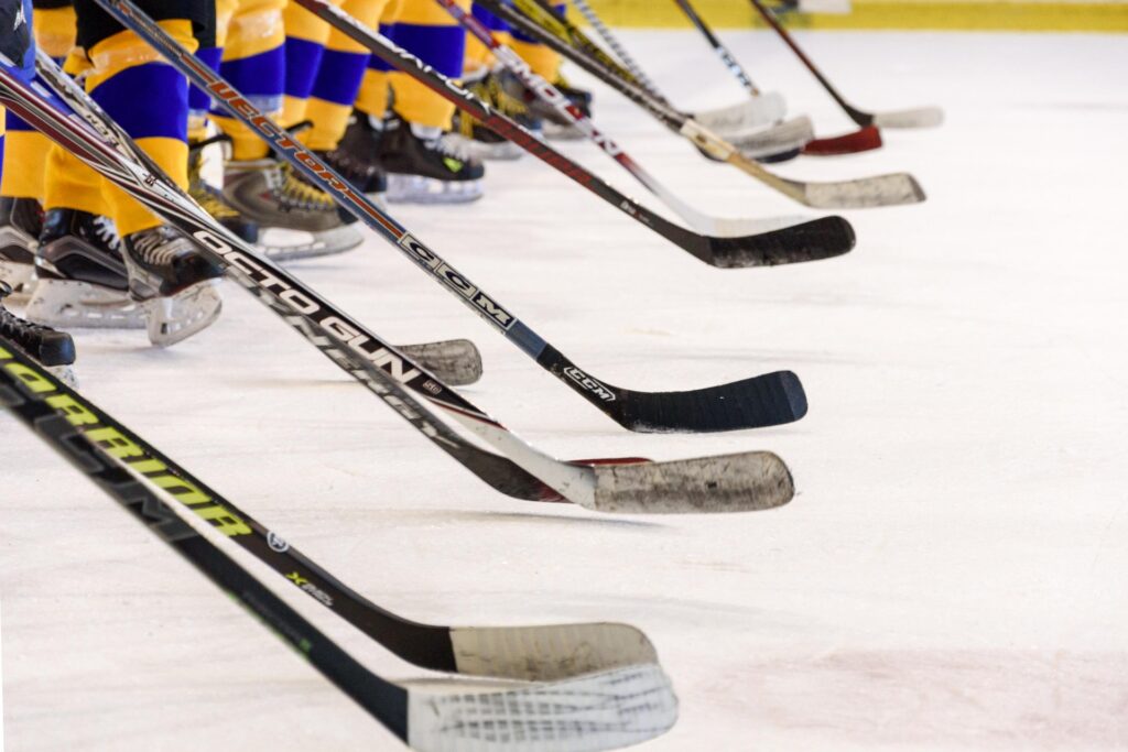 bâton de hockey sur la glace tenu par les joueurs