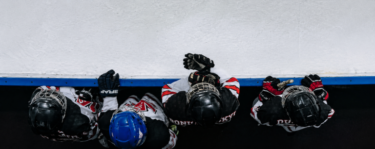 joueurs de hockey sur le banc vu de haut