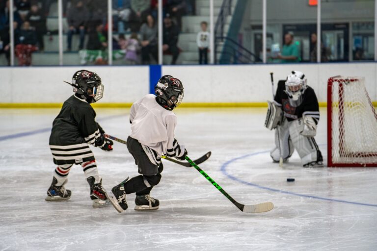 jeunes joueurs de hockey sur la glace