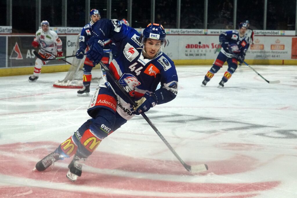 joueur de hockey sur la glace