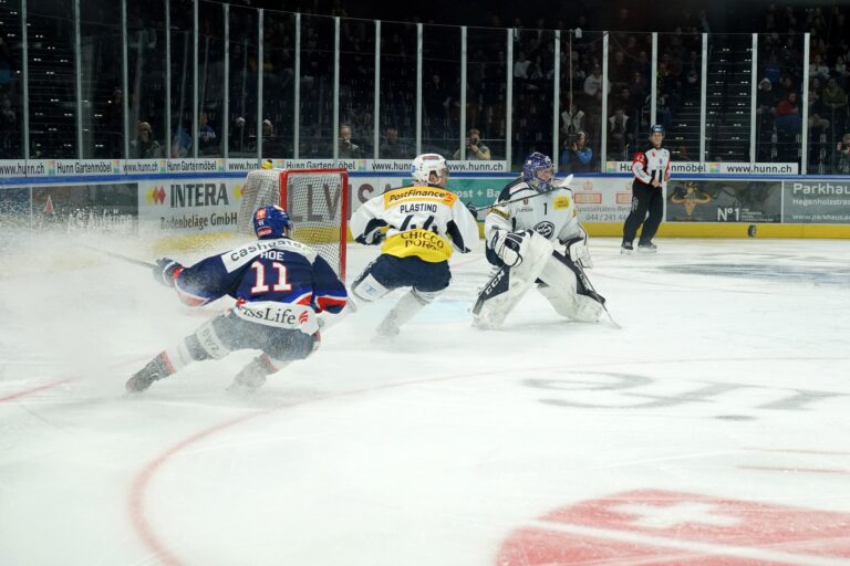 joueurs de hockey sur la glace