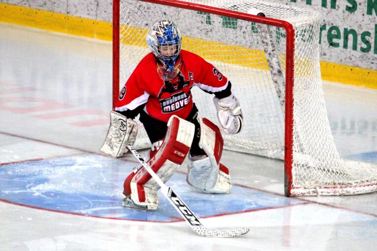 jeune gardien de but sur la glace